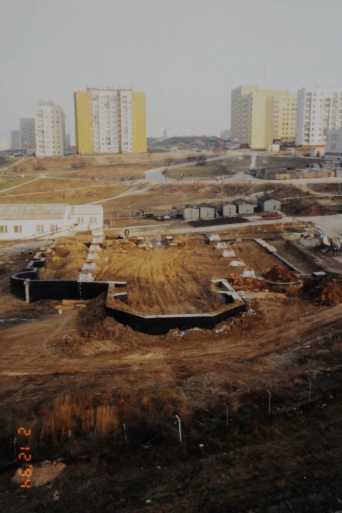 Widok ogólny placu budowy kościoła z wykonanymi fundamentami