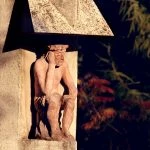 Rzeźba Chrystusa Frasobliwego o ludzkim obliczu, fotografia Alicji Janiak