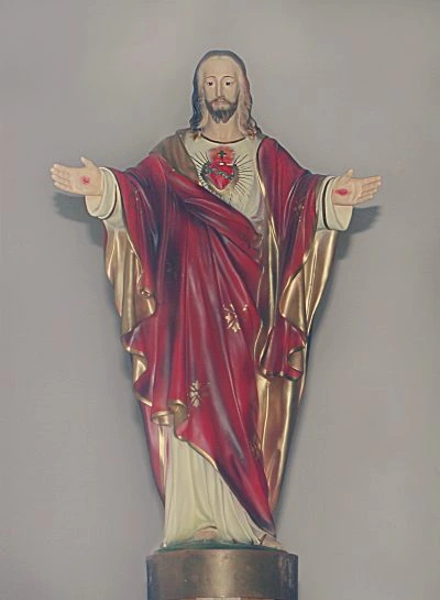 Figura Jezusa z&nbsp;Najświętszym Sercem i&nbsp;rozłożonymi rękami.