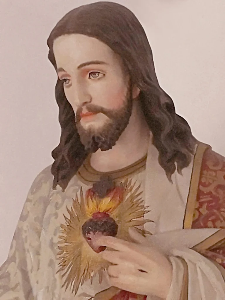 Figura Pana Jezusa wskazującego na płonące Najświętsze Serce.