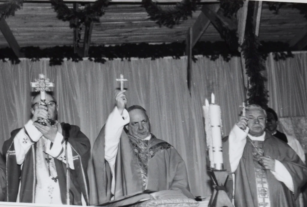 Duchowni z krzyżami podczas liturgii peregrynacji krzyża i poświęcenia nowego placu kościelnego