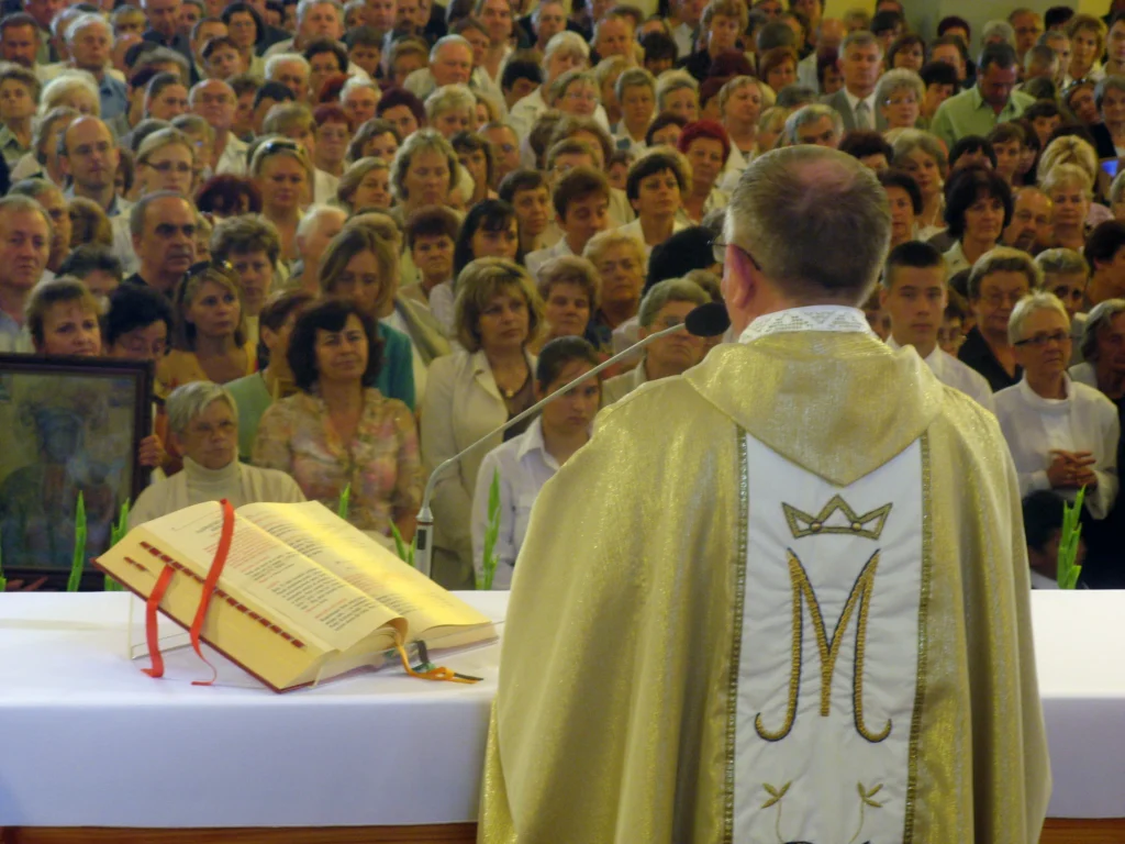 Ks. Józef Doniec przewodniczy modlitwie podczas peregrynacji obrazu Matki Bożej Częstochowskiej