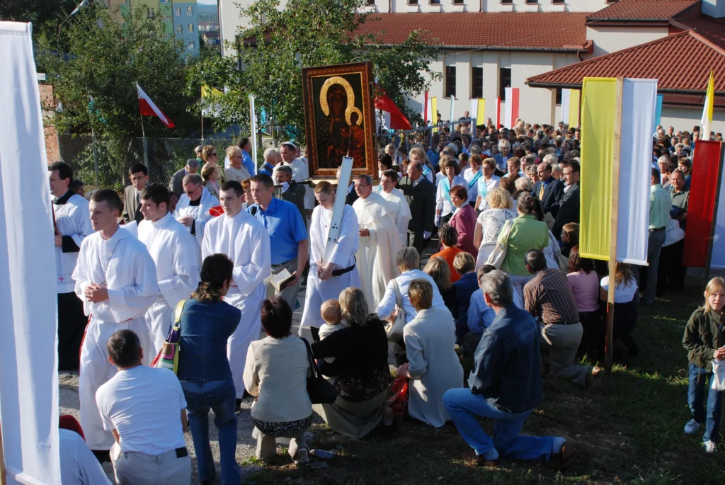 Procesja z obrazem Matki Bożej Częstochowskiej przy kościele