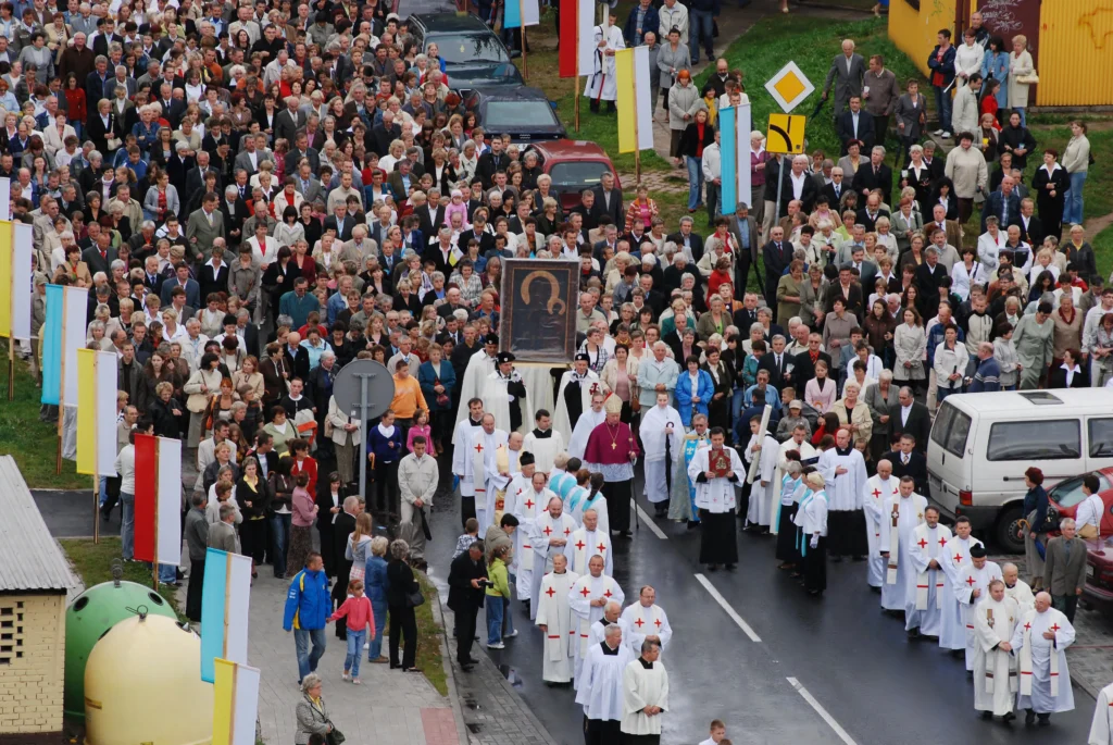 Wierni uczestniczący w procesji peregrynacji obrazu Matki Bożej Częstochowskiej