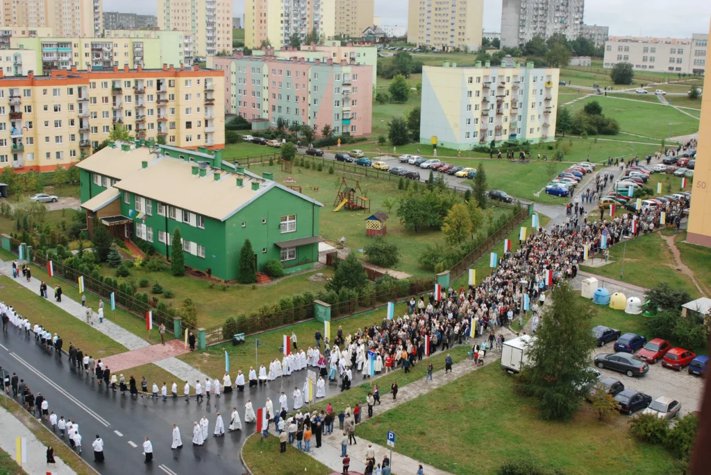 Widok z góry na procesję peregrynacji obrazu Matki Bożej Częstochowskiej