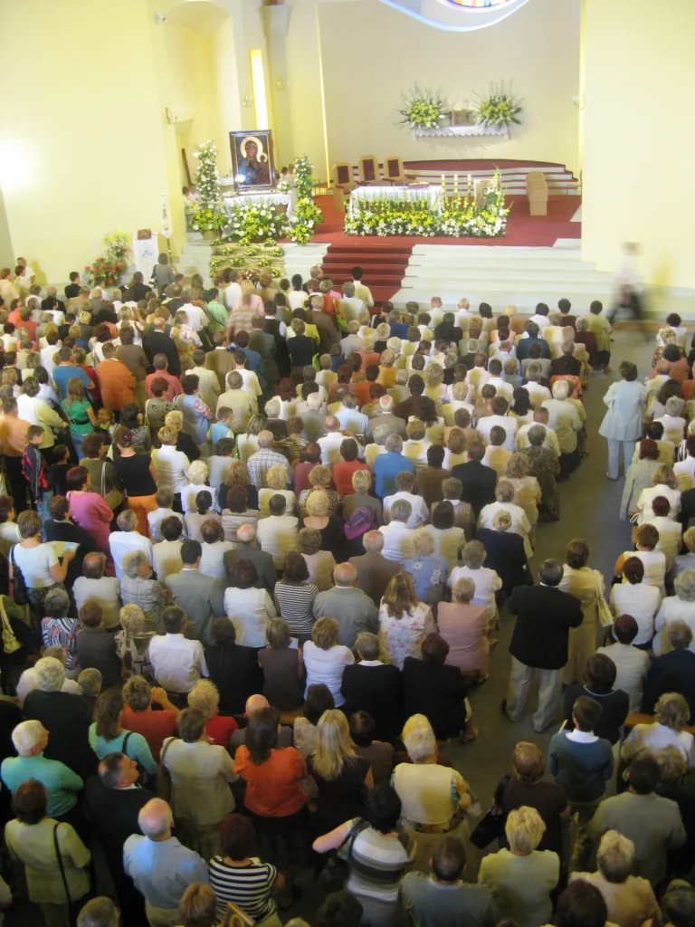 Wierni zgromadzeni w kościele podczas peregrynacji obrazu Matki Bożej Częstochowskiej