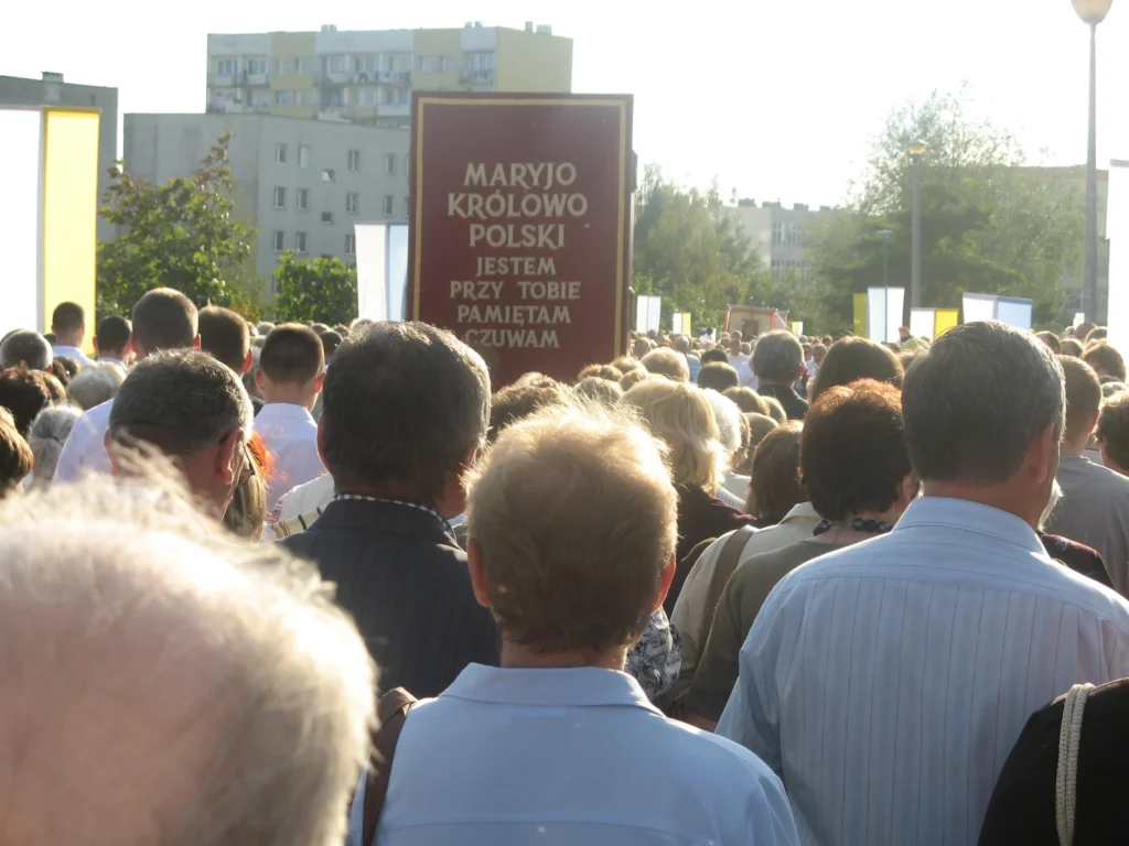 Wierni uczestniczący w procesji peregrynacji obrazu Matki Bożej Częstochowskiej