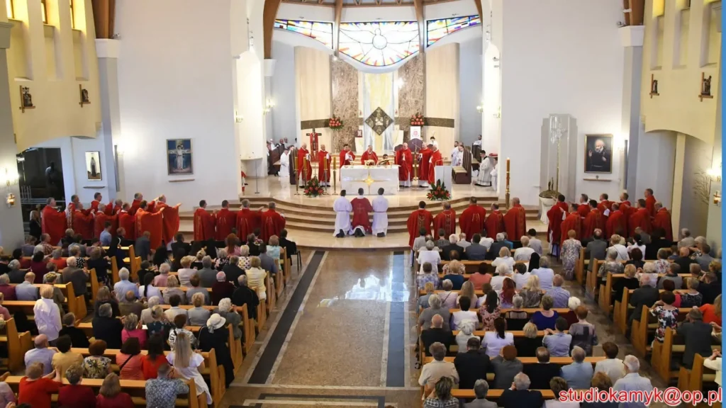 Wierni i duchowieństwo podczas liturgii poświęcenia kościoła