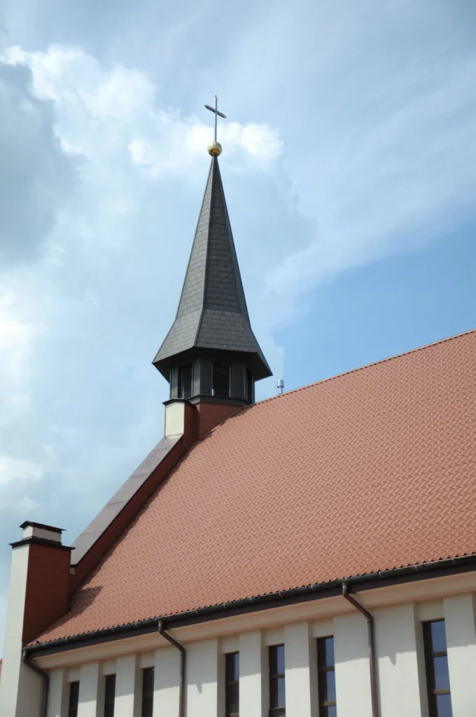 Sygnaturka z krzyżem na dachu kościoła