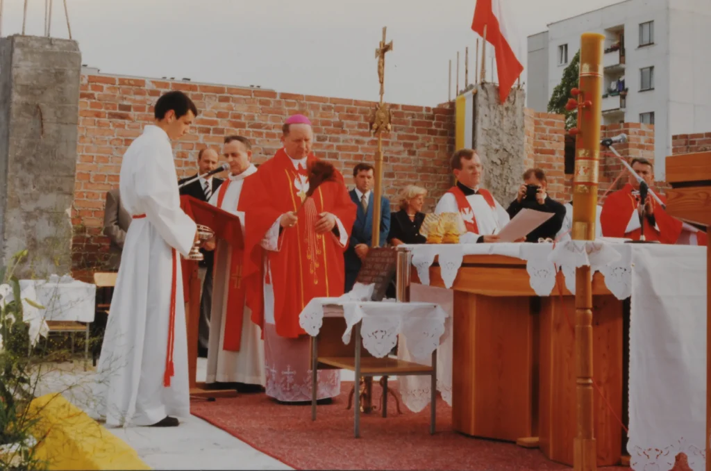 Bp Kazimierz Ryczan i ks. proboszcz Józef Doniec podczas uroczystości wmurowania kamienia węgielnego