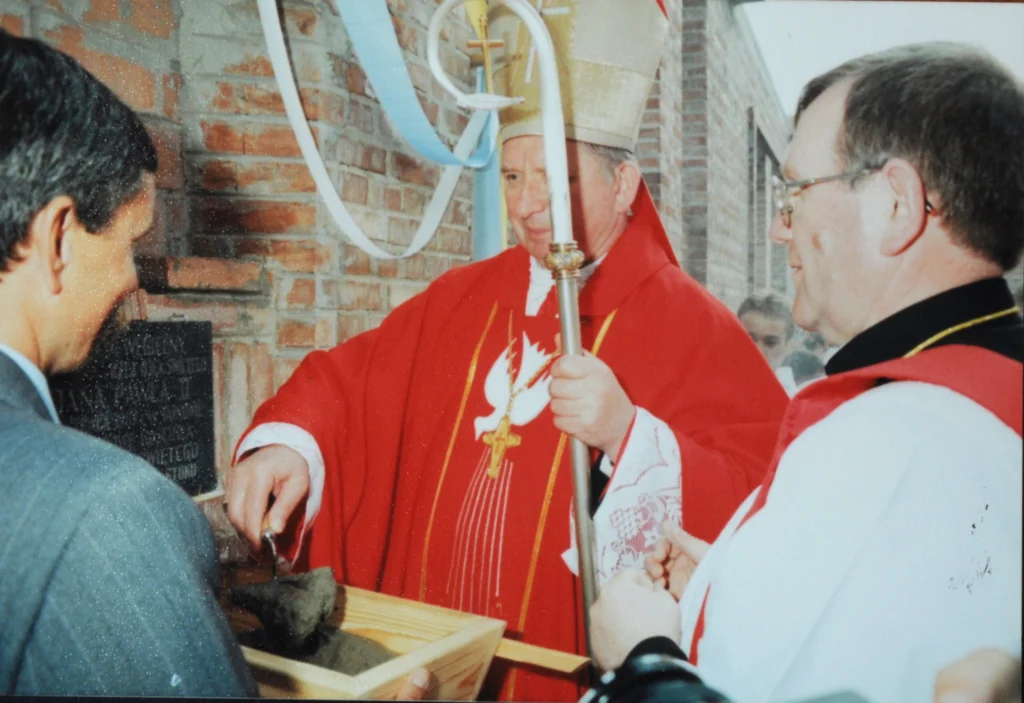 Bp Kazimierz Ryczan dokonuje aktu wmurowania kamienia węgielnego w obecności ks. Józefa Dońca